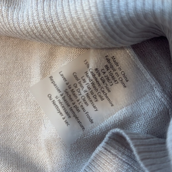 ✨✨NWT Kinross Cashmere V-neck Sweater - Picture 7 of 7